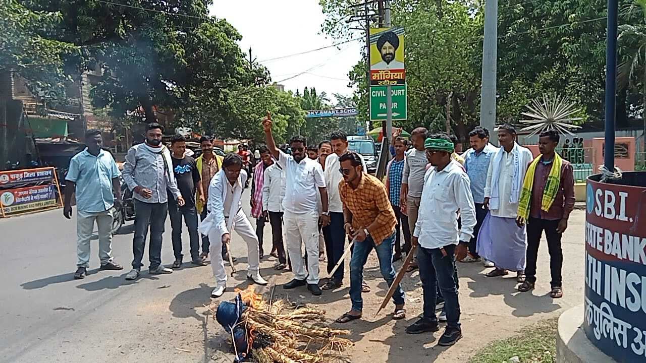 राजद कार्यकर्ताओं ने पहलगाम हमले के आतंकी का फूंका पुतला
