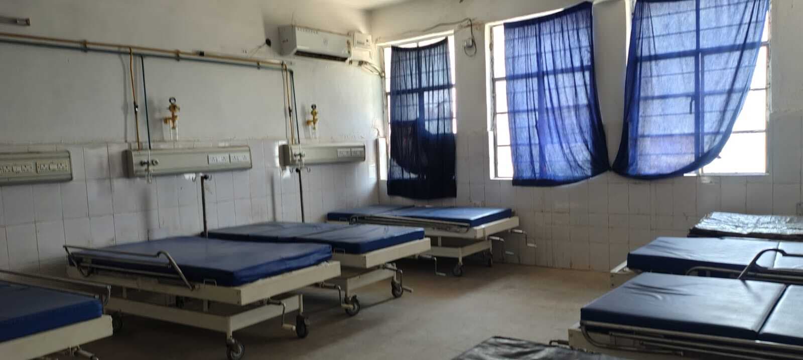 अस्पताल में 10 बेडों के बने लू-वार्ड कां एसी खराब
