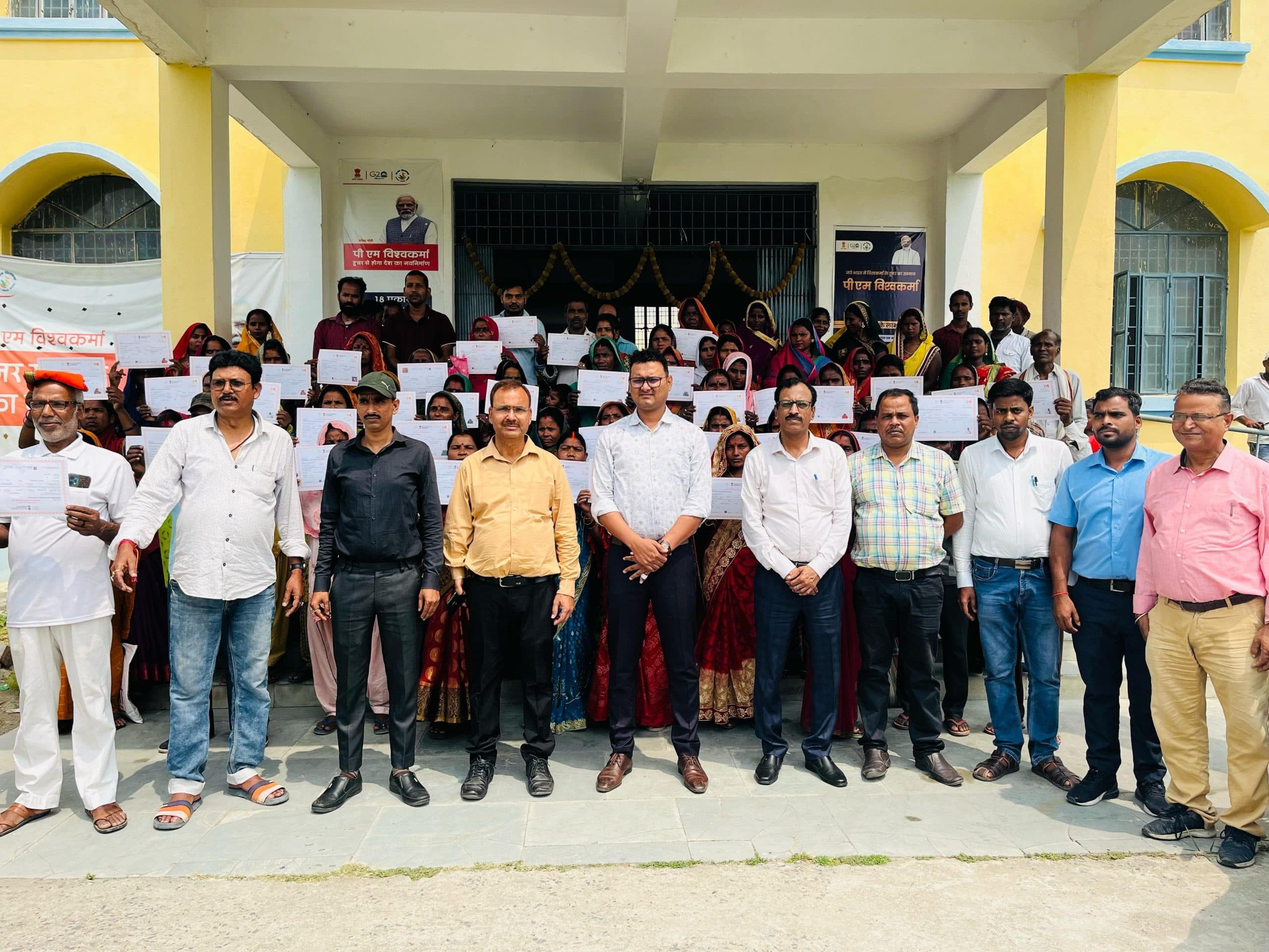 प्रशिक्षित कारीगरों को मिला प्रमाण पत्र