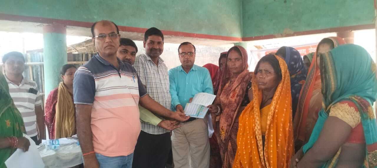 विकास शिविर में लाभार्थियों को दिया गया जॉब कार्ड