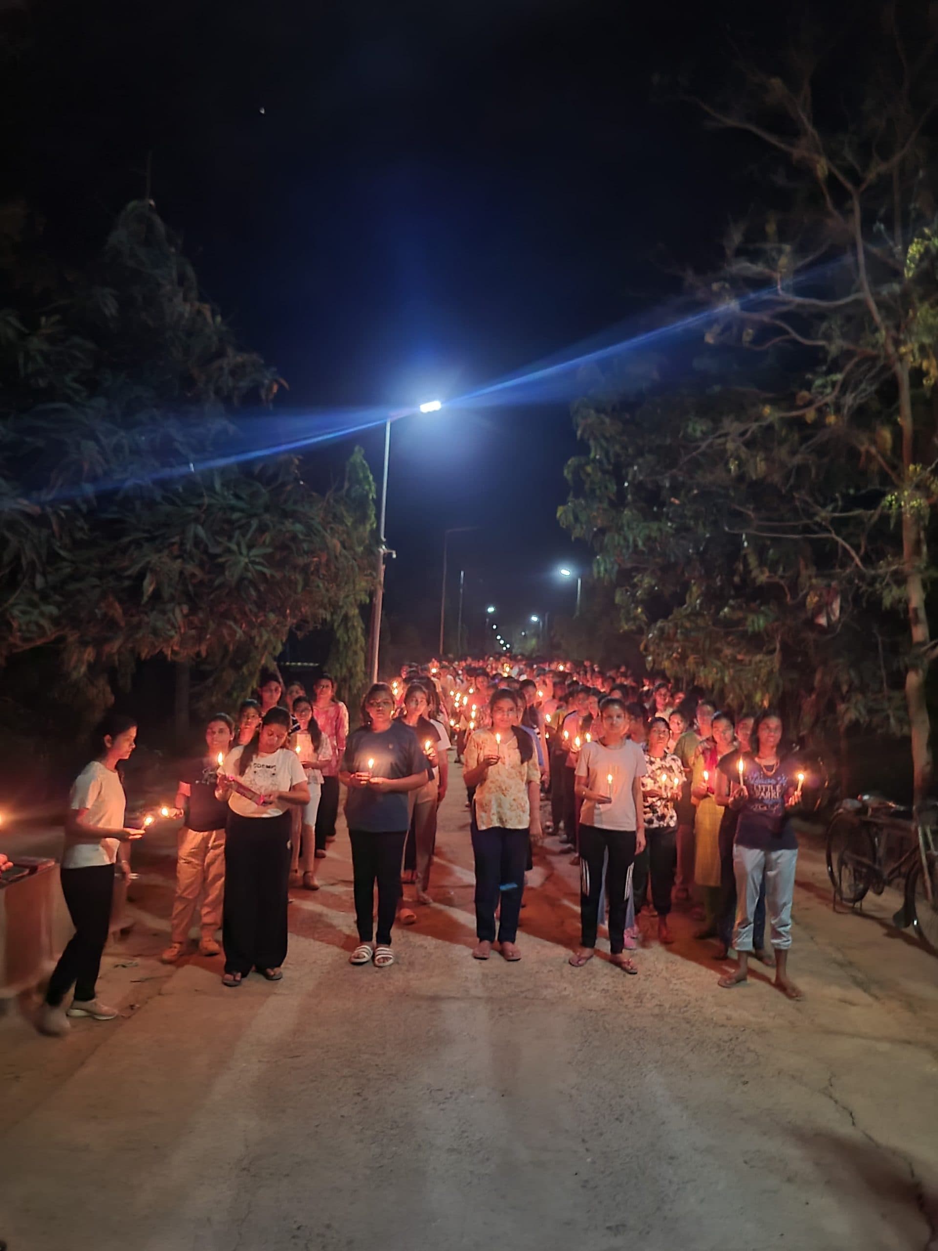 गया इंजीनियरिंग कॉलेज के छात्रों ने निकला कैंडल मार्च