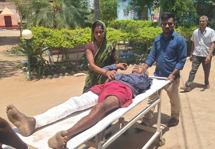 स्कूल वैन की टक्कर से बाइक चालक का टूटा पैर, देवघर रेफर