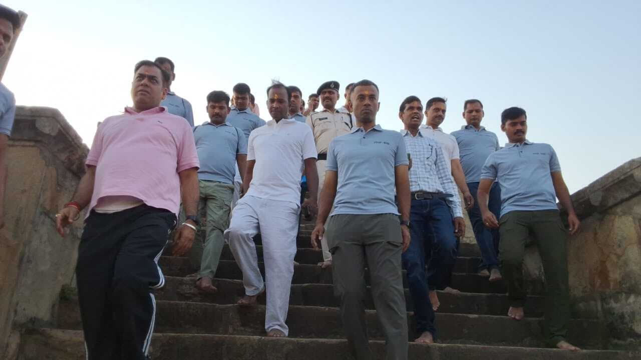 डीआइजी व एसपी ने किया किले और मंदिर का भ्रमण