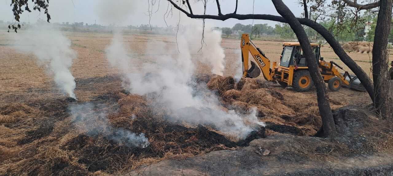 खलिहान में लगी आग, जले हजारों के गेहूं-पुआल