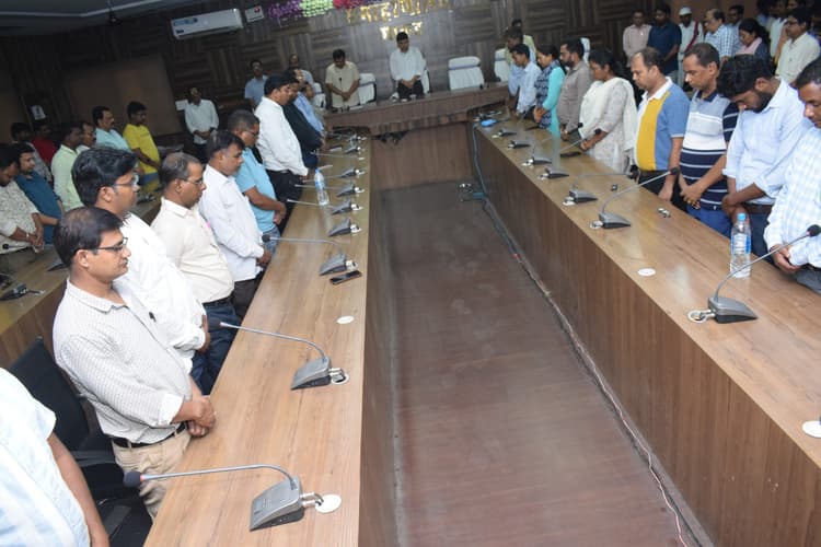 बालकनी में बैठकर काम कर रहे मनरेगा एइ गिरे नीचे, मौत