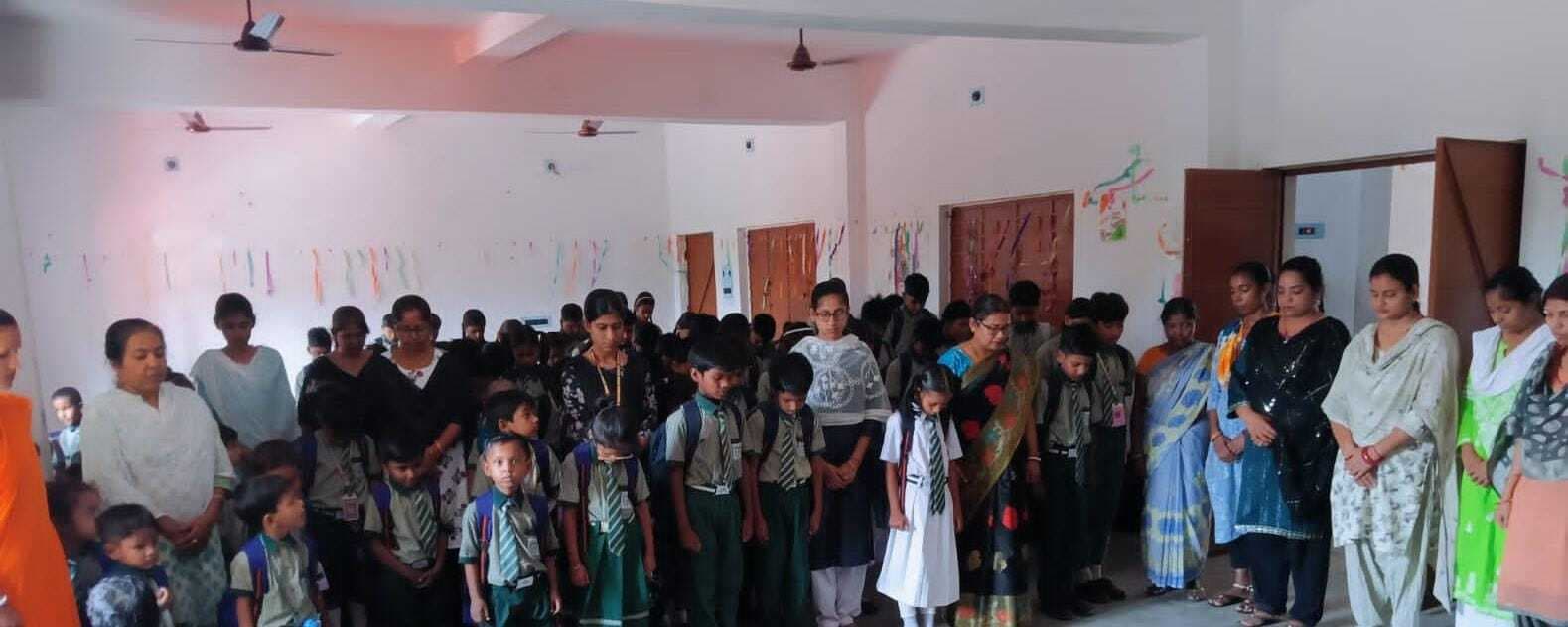 आतंकी हमले के मृतकों को दी श्रद्धांजलि, स्कूल में शोकसभा