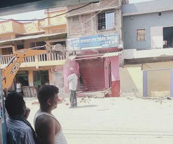 अतिक्रमण पर चला बुल्डोजर, तीन घर किया ध्वस्त