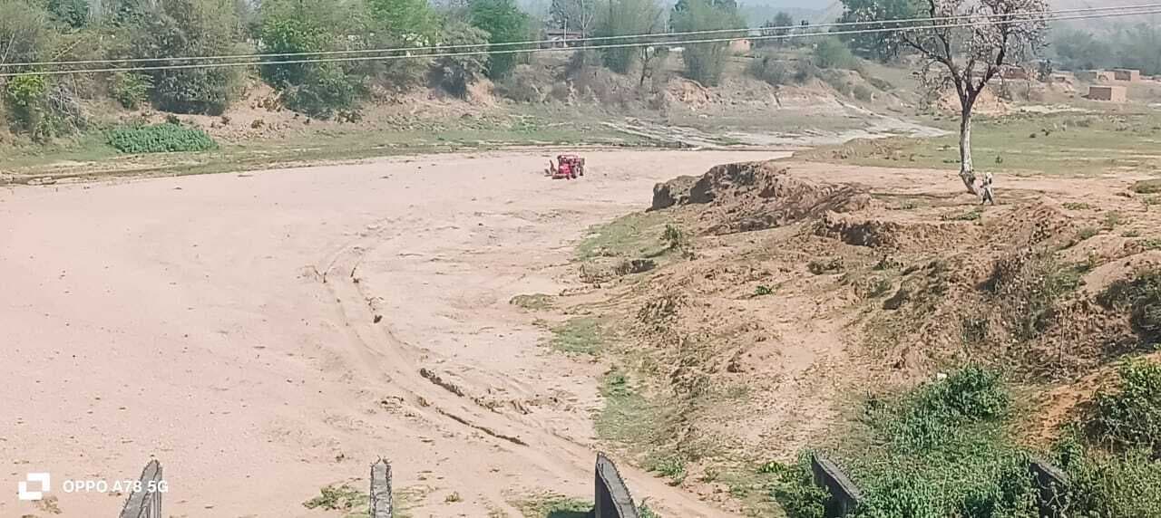 तुबेद नदी से हो रहा है बालू का अवैध रूप से उठाव