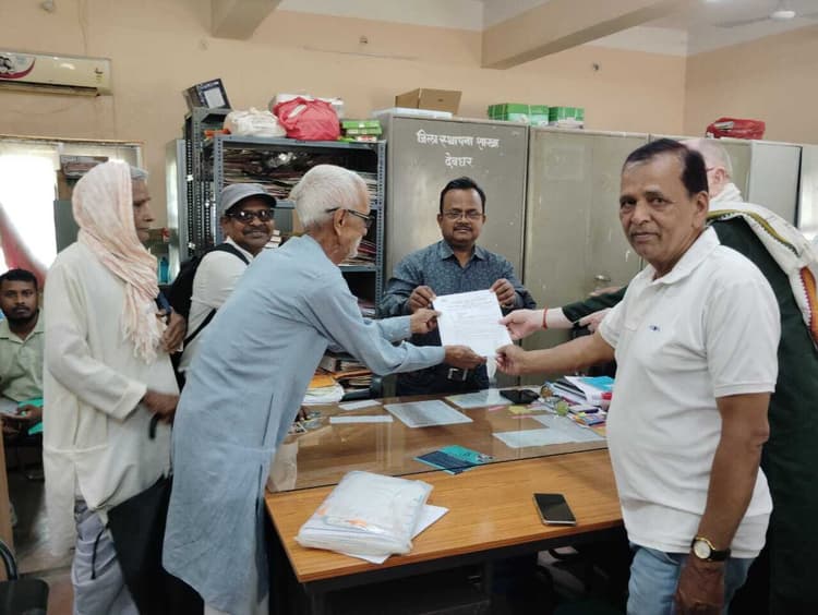 Deoghar news : पेंशनर समाज ने मांगों के समर्थन में डीसी को सौंपा ज्ञापन