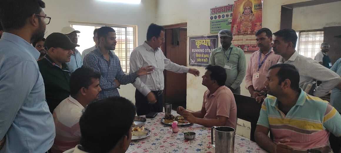 रेलवे के अधिकारियों ने किया विभागों का निरीक्षण