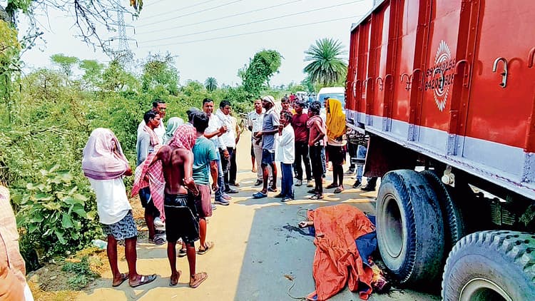 अंडाल के मदनपुर में बालू लदे ट्रक से कुचल कर आंगनबाड़ी कर्मचारी की हो गयी मौत