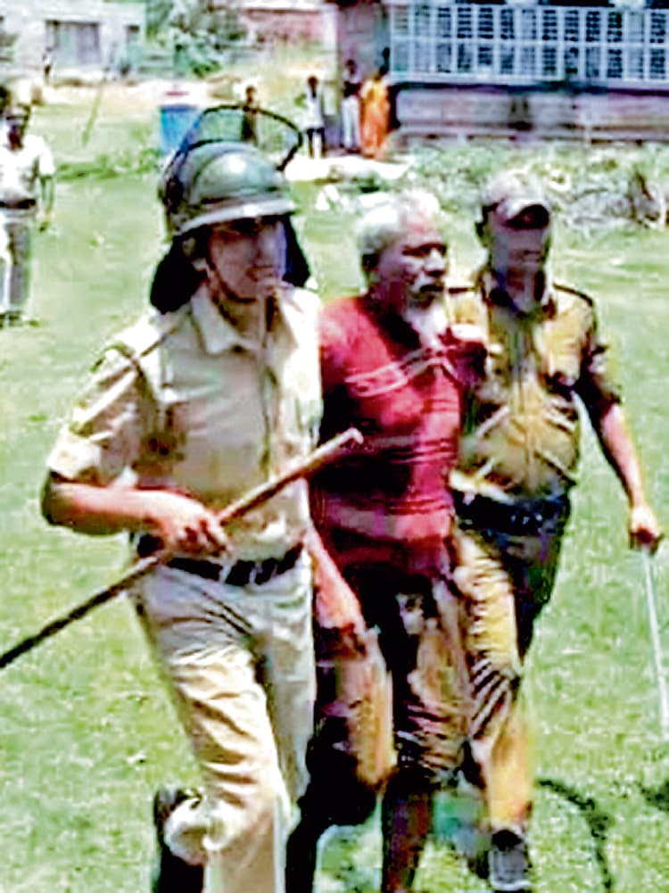 सिउड़ी : तृणमूल में गुटीय झड़प से रणक्षेत्र में बदल गया पुरंदरपुर, पुलिस ने संभाला मोर्चा