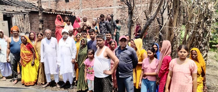 Darbhanga News: पाॅलीथिन सीट देकर अंचल प्रशासन ने छोड़ा, ग्रामीणों ने मिटाई अग्नि पीड़ितों की भूख