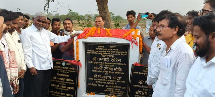 Seraikela News : 10 करोड़ से बनेंगी तीन सड़कें, विधायक ने किया शिलान्यास