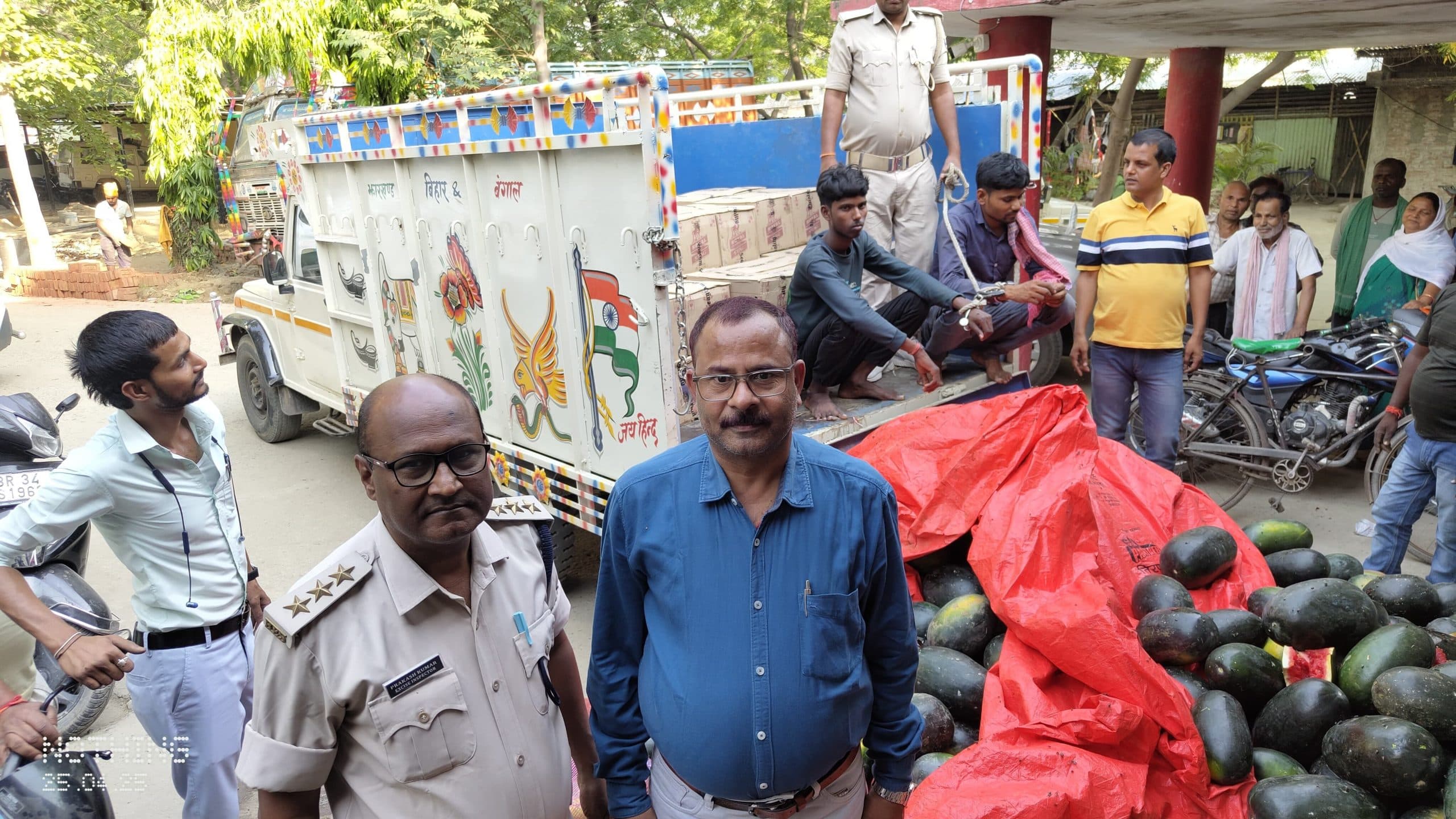 तरबूज लदे पिकअप से 84 कार्टून विदेशी शराब बरामद, दो तस्कर गिरफ्तार