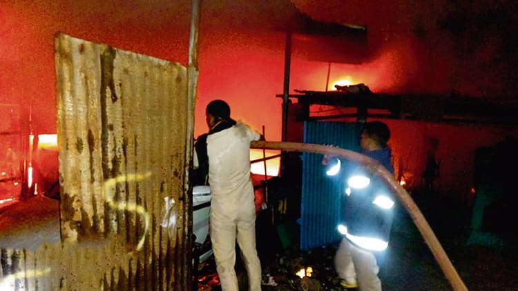 Gaya News : जनरेटर स्पार्क से गैरेज व पार्ट्स दुकान में लगी भीषण आग