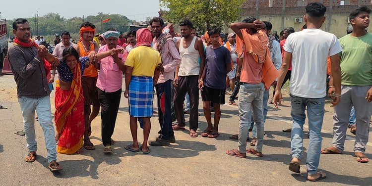 Bokaro News: पिकअप वैन की टक्कर से ट्रैक्टर चालक की मौत, पांच घंटे तक रोड जाम