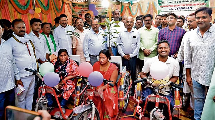Bokaro News : कथारा प्रबंधन ने 20 दिव्यांगों को दी ट्राइ साइकिल