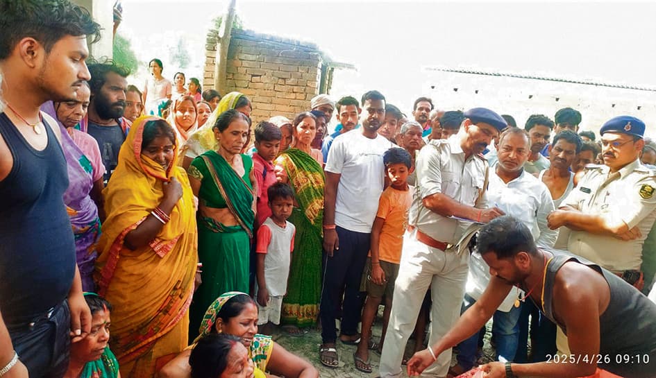 hajipur news. ताड़ के पेड़ से गिरने से अधेड़ की मौत