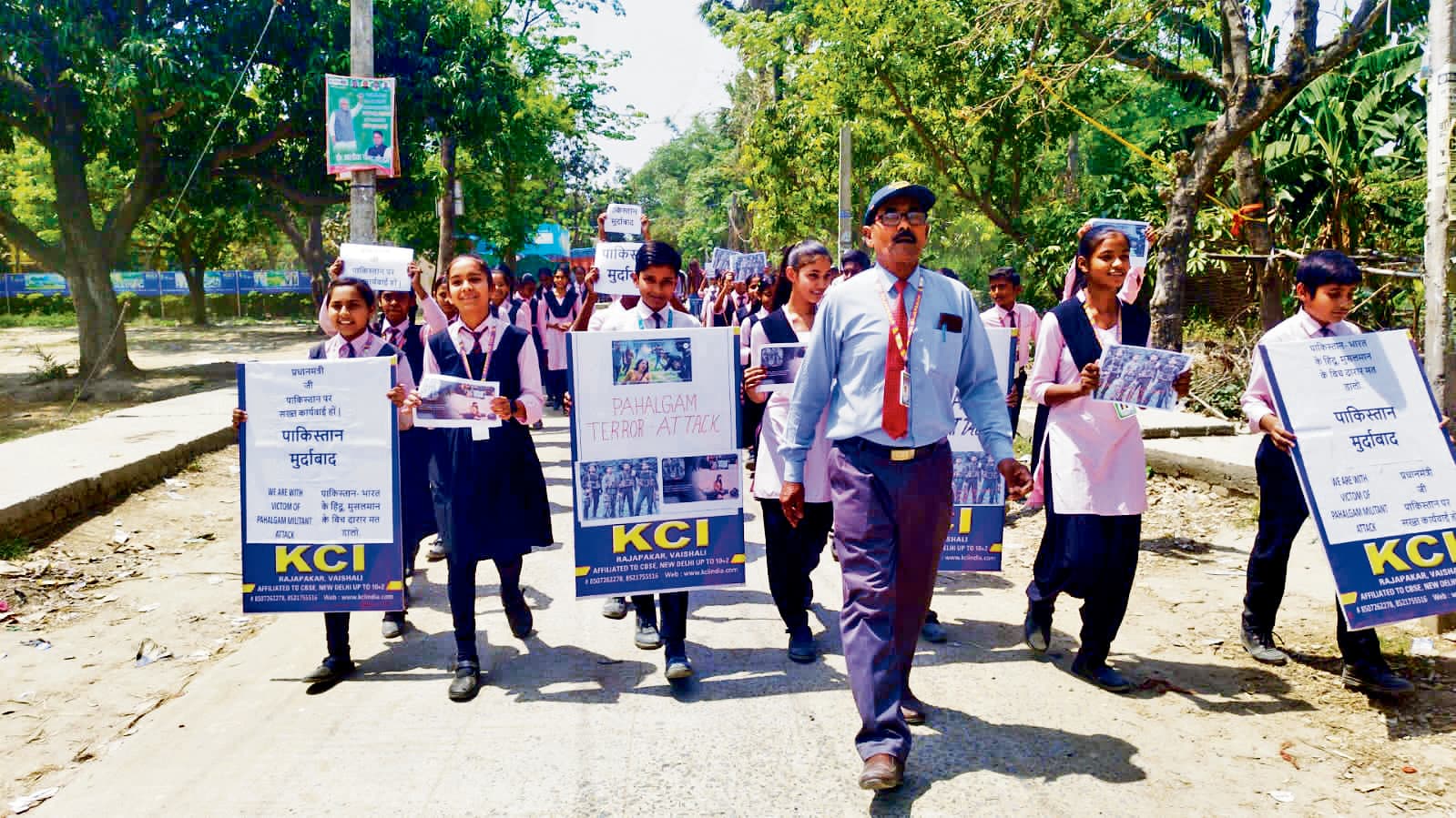 hajipur news. पहलगाम आतंकी हमले पर फूटा आक्रोश, रैली निकालकर बच्चों ने दी श्रद्धांजलि