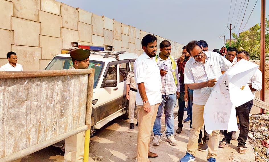 hajipur news. सीवरेज कार्य की धीमी प्रगति पर डीएम ने जतायी नाराजगी