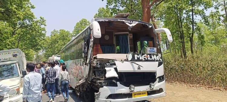Giridih News : बस टाटीझरिया में पिकअप से टकरायी, आठ घायल