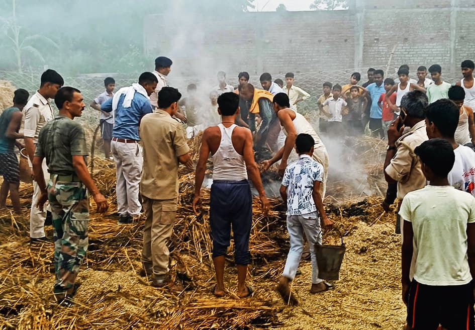 hajipur news. खलिहान में लगी आग, 218 बोझा गेहूं जला