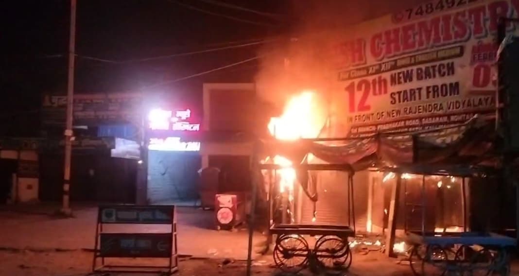 ट्रांसफाॅर्मर की चिंगारी से लगी आग, तीन दुकानों का सामान जल हुआ खाक