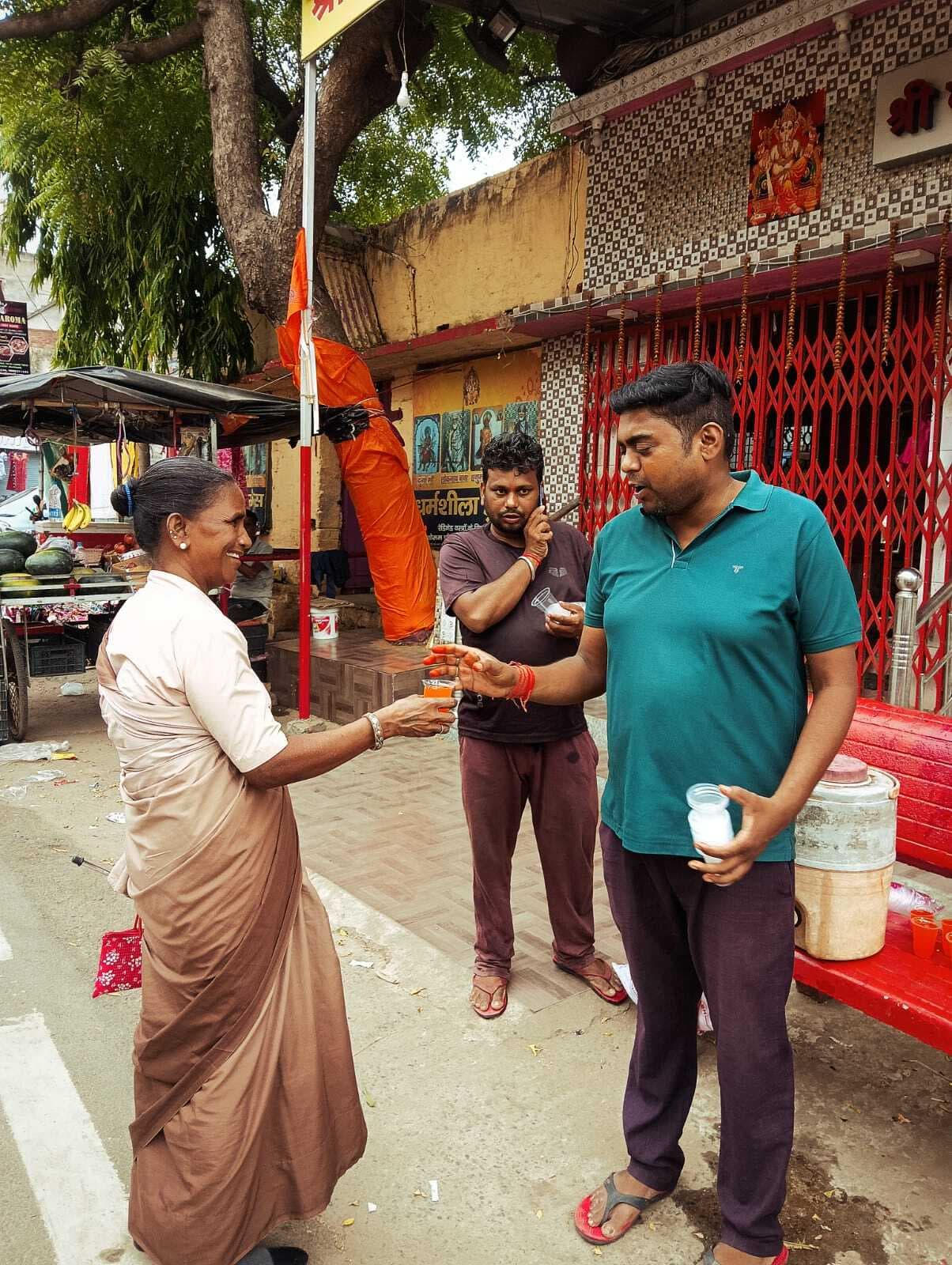 रोटी बैंक के सदस्यों ने राहगीरों को शरबत पिलायी