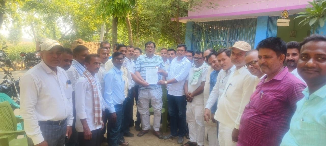 शिक्षकों ने मांगों को लेकर विधायक को ज्ञापन सौंपा गया