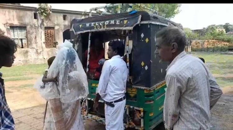 आसनबनी में टेंपो पलटा, बच्ची समेत तीन घायल