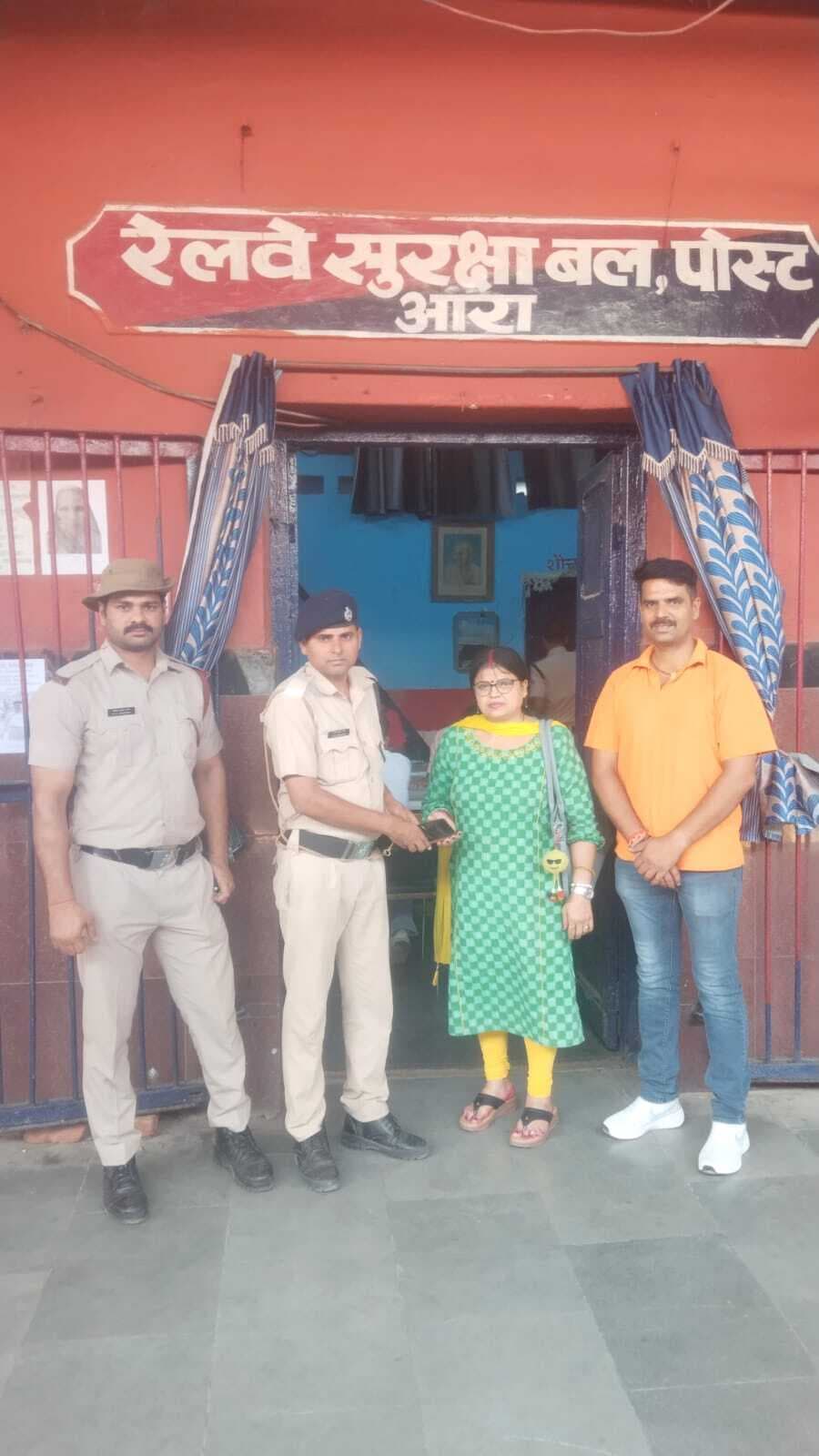 रेलवे अधिकारी ने मोबाइल धारक को सौंपा मोबाइल