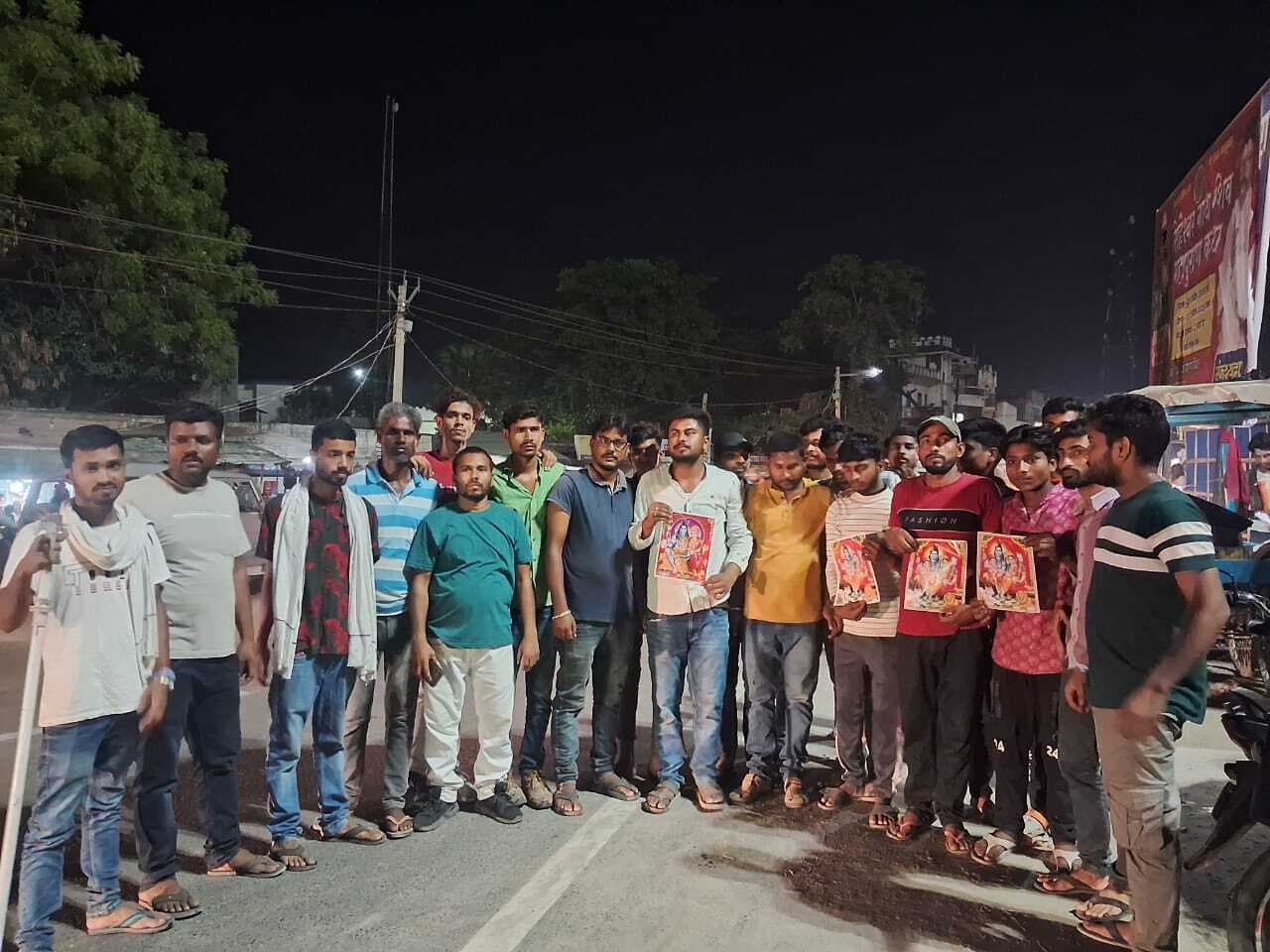 कथावाचक प्रदीप मिश्रा के खिलाफ विरोध जारी, स्थानीय युवकों ने प्रदीप मिश्रा के पोस्ट पर पोती कालिख