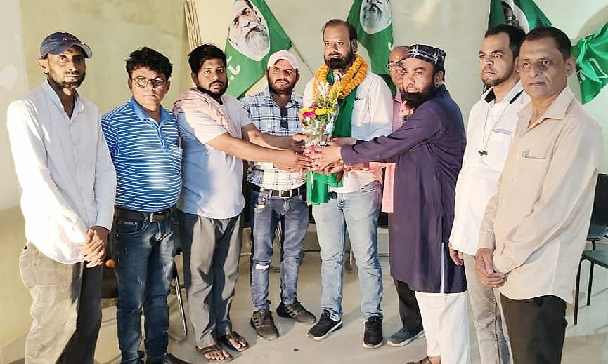 Jamshedpur news. मानगो में झामुमो नेता को फूलमाला पहनाकर किया स्वागत