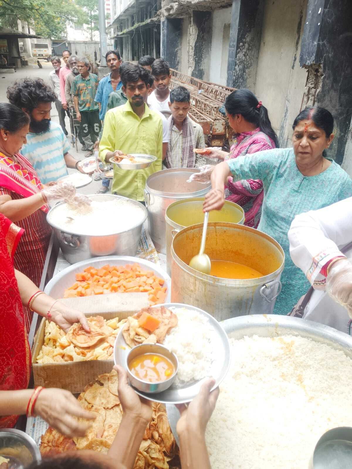 Jamshedpur news. एमजीएम अस्पताल में मरीजों व उनके परिजनों के बीच भोजन का हुआ वितरण