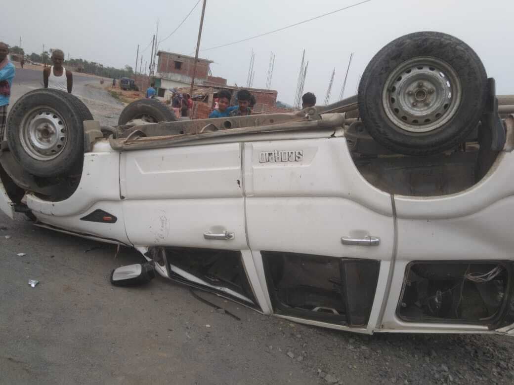 तेज स्कॉर्पियो डिवाइडर से टकरा कर पलटी, चार लोग घायल