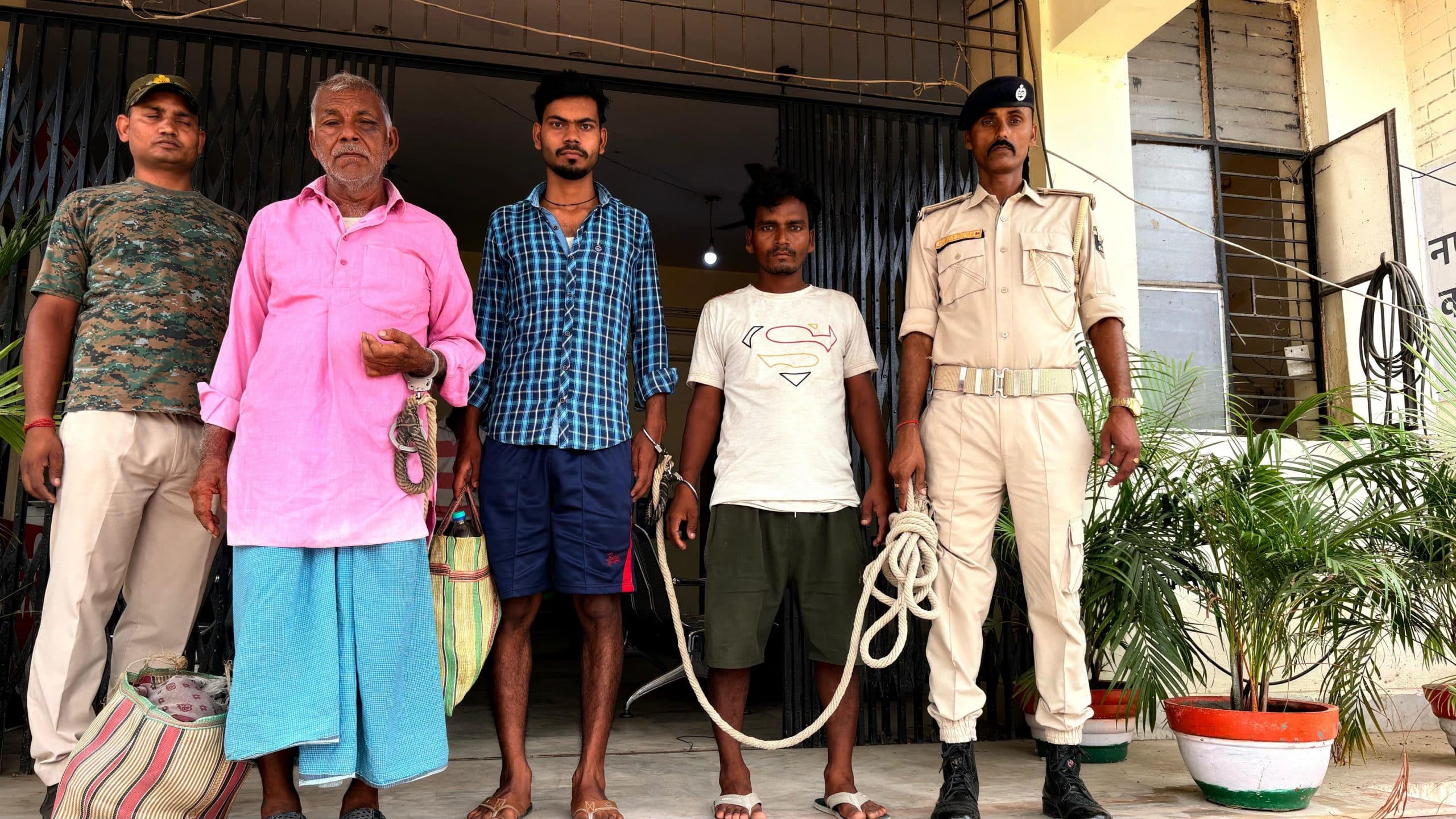 एसटीएफ व गोगरी पुलिस ने हथियार तस्कर सहित तीन बदमाश को किया गिरफ्तार