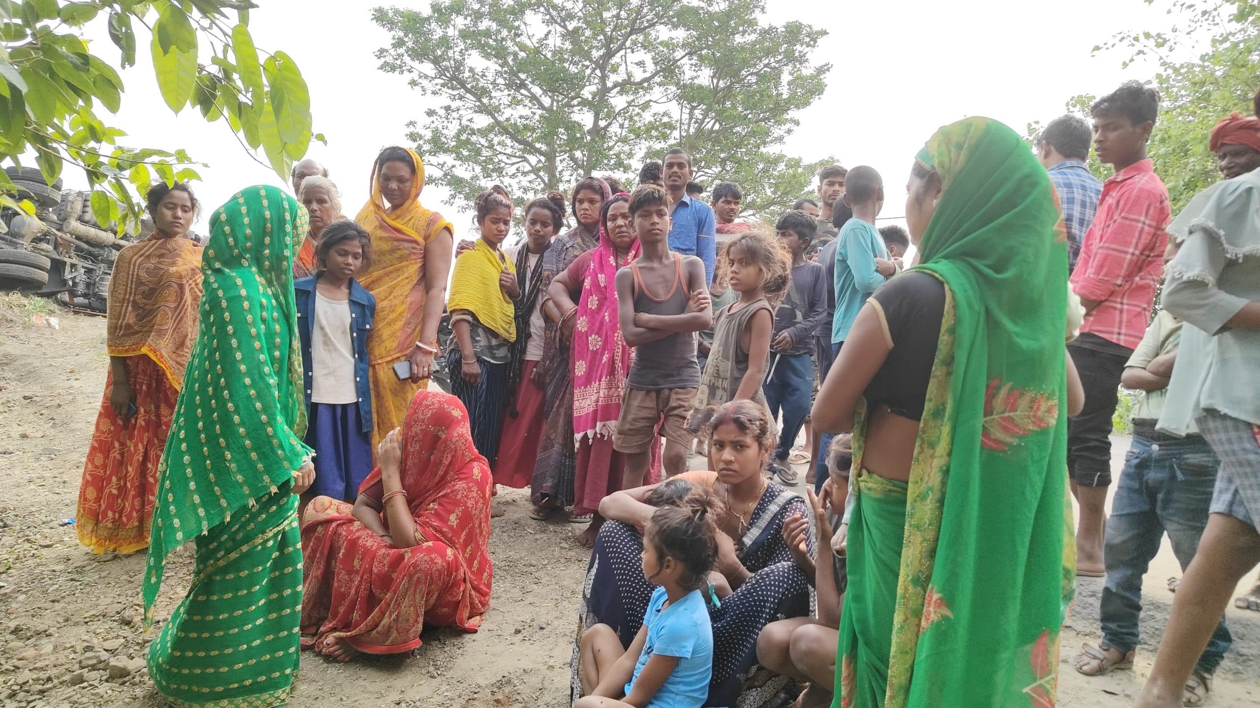 चौथम में बालू लोड अनियंत्रित ट्रक ने दंपत्ती को रौंदा, मौत