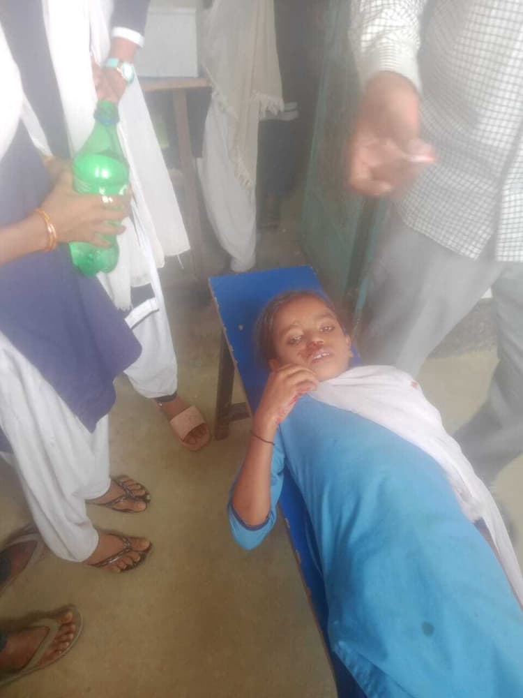 विद्यालय में पढ़ रही छात्रा हुई बेहोश