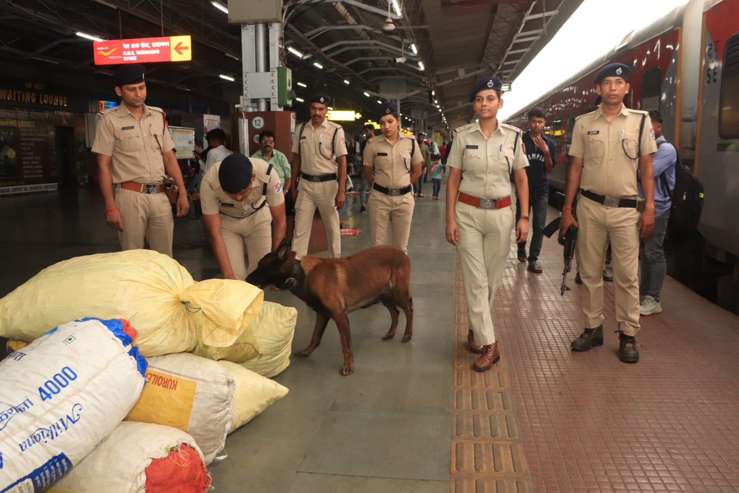 Jamshedpur news. पहलगाम घटना के बाद टाटानगर स्टेशन पर सुरक्षा कड़ी, पुलिसकर्मियों को अलर्ट मोड में रहने का निर्देश