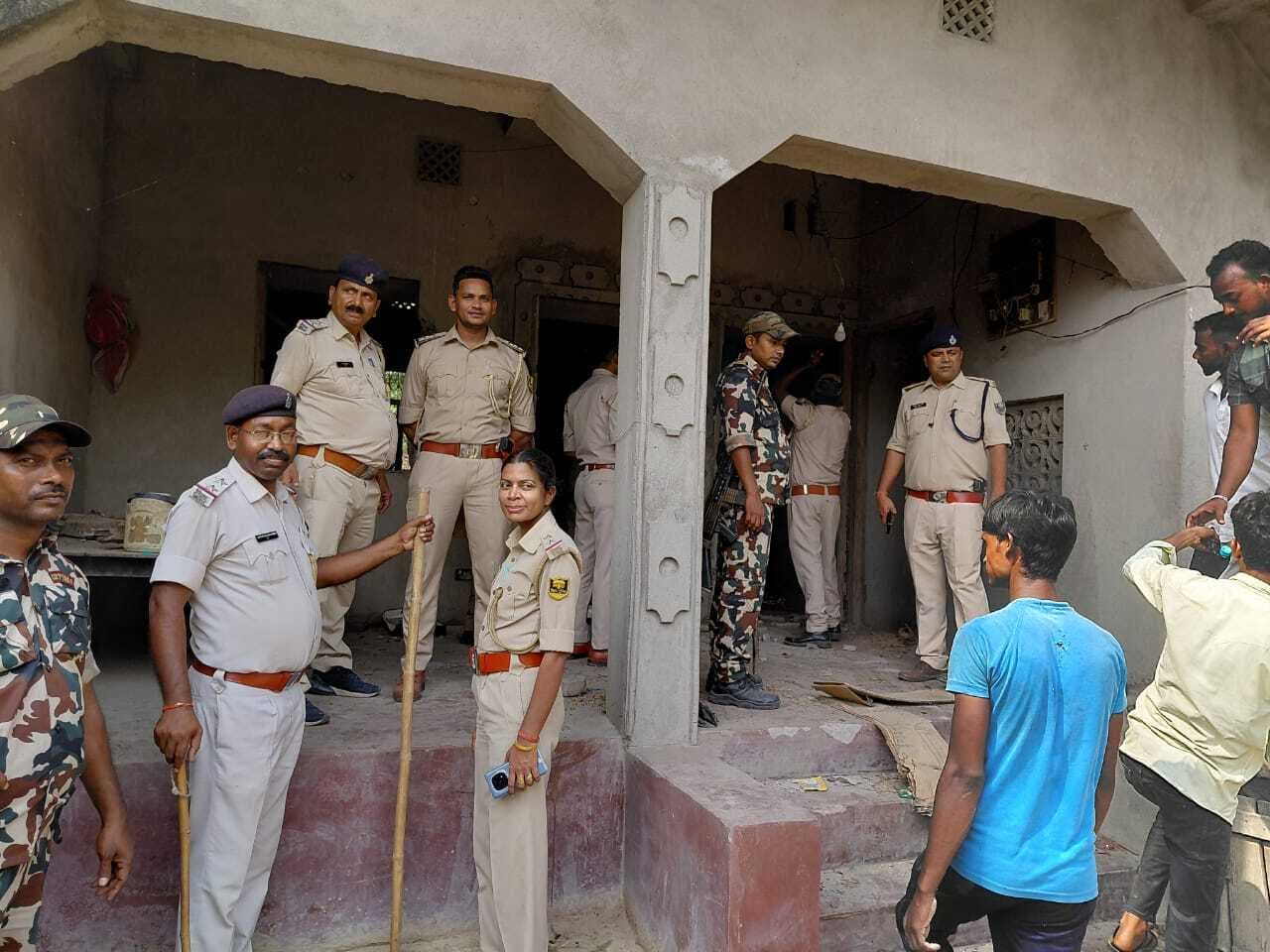फरार अभियुक्तों के घर पुलिस ने की कुर्की