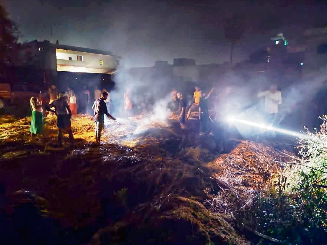 Jehanabad : खलिहान में लगी आग, छह बीघे की गेहूं की फसल जली