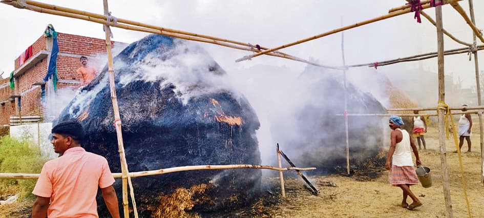 Jehanabad : अगलगी की घटना में हजारों की नेवारी का पुंज जलकर नष्ट