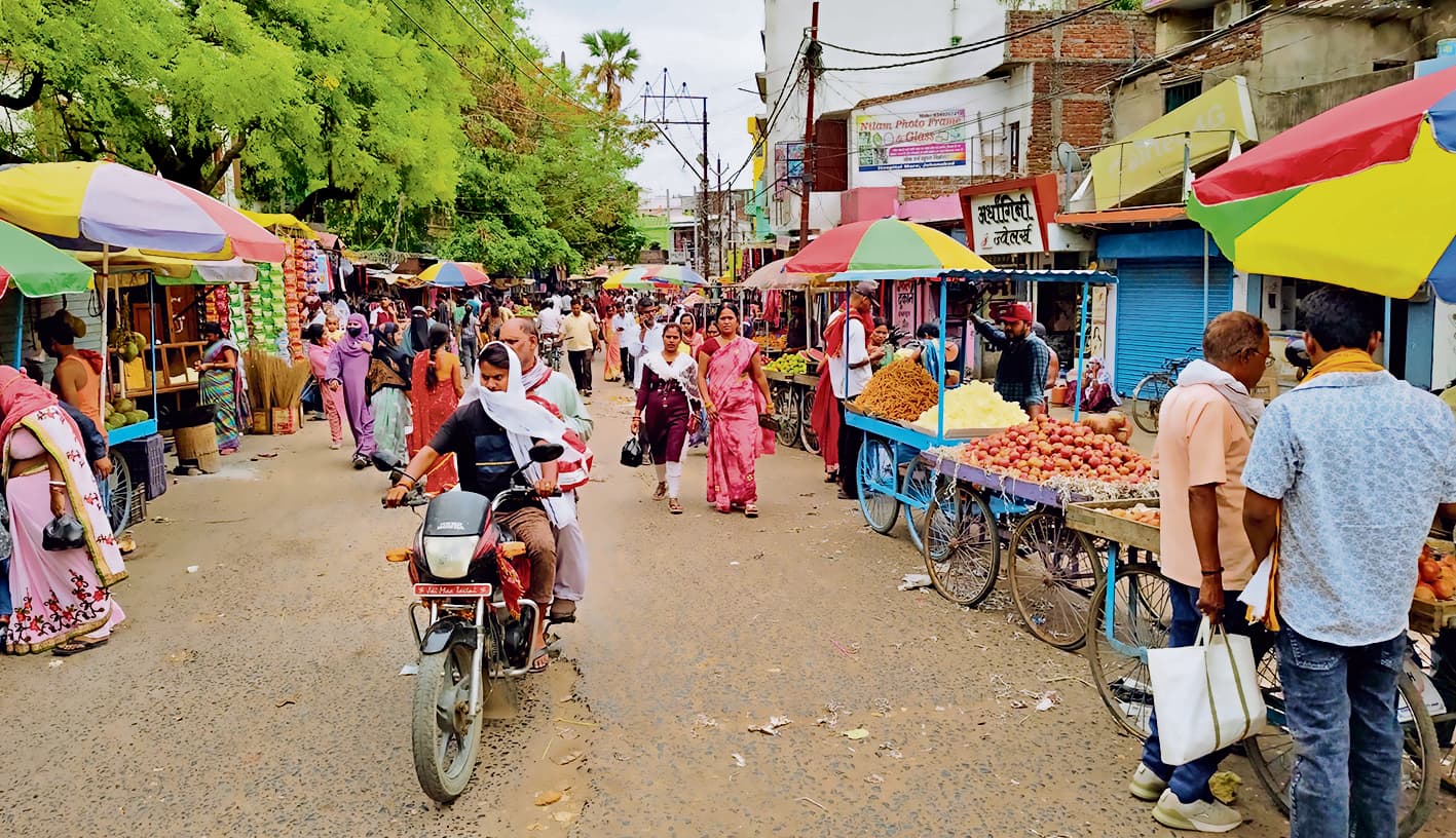 Jehanabad : फुटपाथ से सड़क तक सज रहीं दुकानें