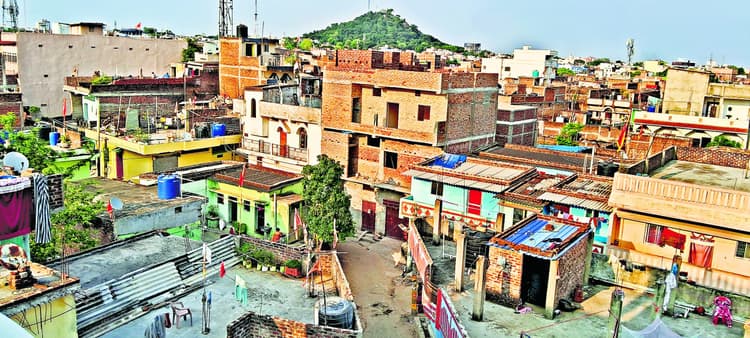 Ranchi News : स्वर्ण जयंती नगर में 800 में से 750 घरों की बोरिंग सूख गयी