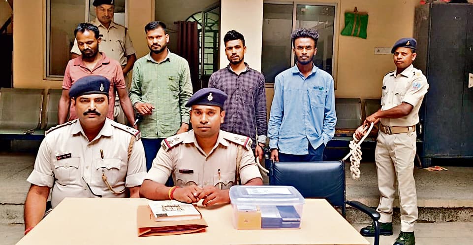 Ranchi News : चोरी के 10 मोबाइल के साथ चार आरोपी गिरफ्तार