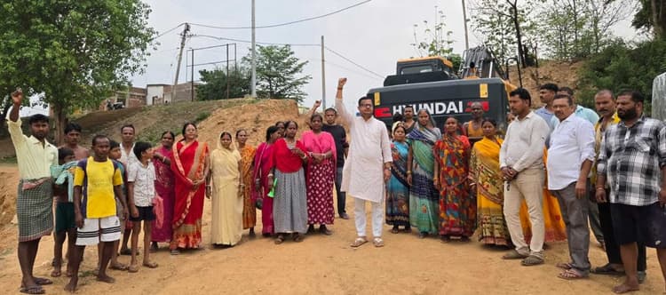 Jamshedpur News : इंटक वेल निर्माण के लिए डैम की मिट्टी काटकर काम छोड़ा अधूरा, शंकोसाई के लोगों को सता रहा बाढ़ का डर