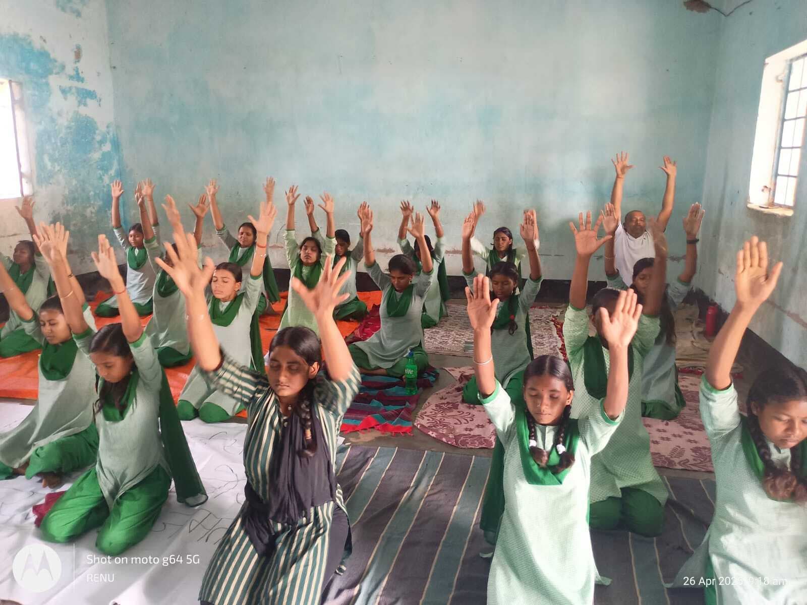 छात्राओं ने सीखी एकाग्रता व तनावमुक्ति की विधियां