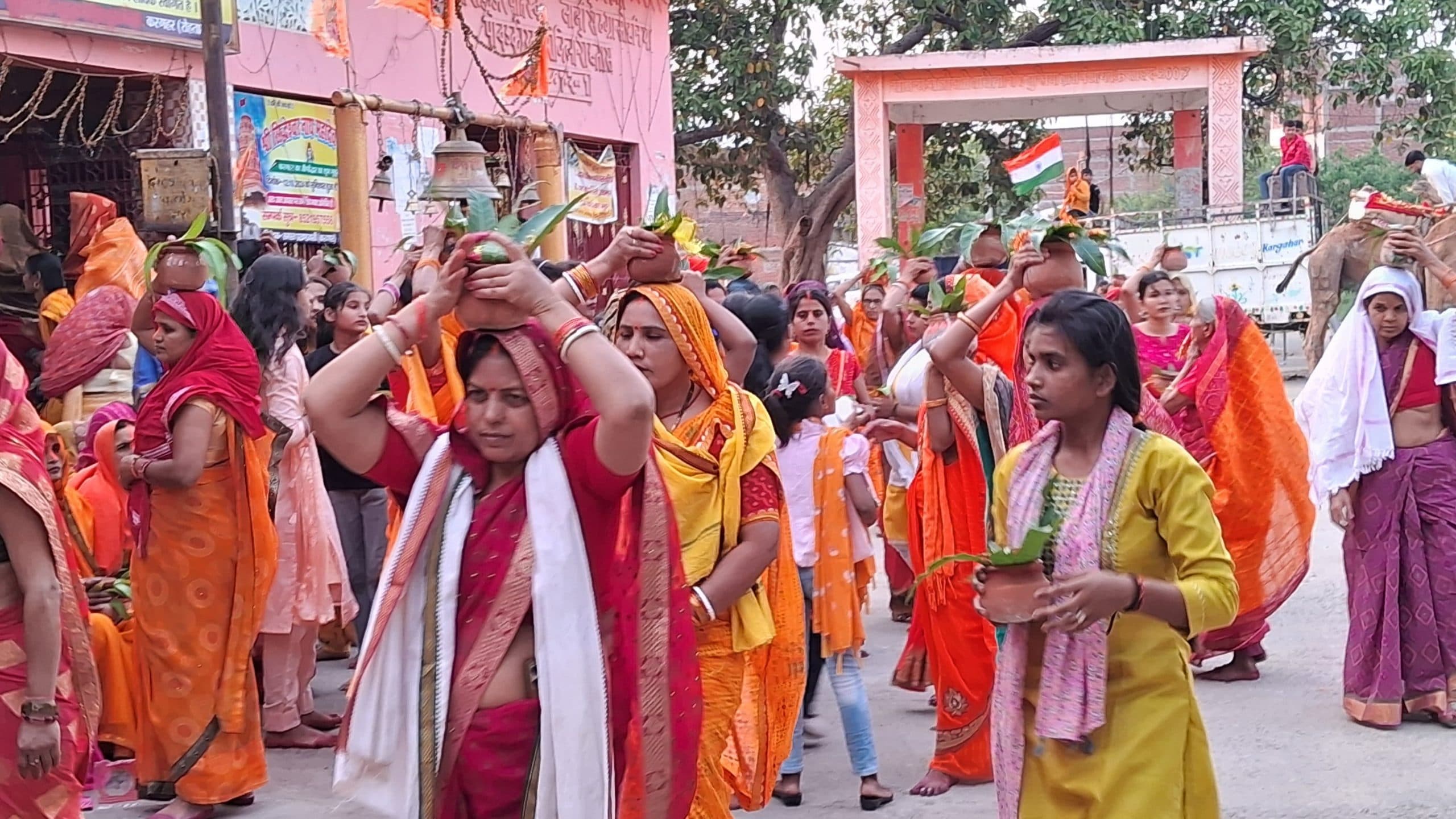 गाजे-बाजे के साथ शतचंडी यज्ञ के लिए निकाली गयी कलशयात्रा