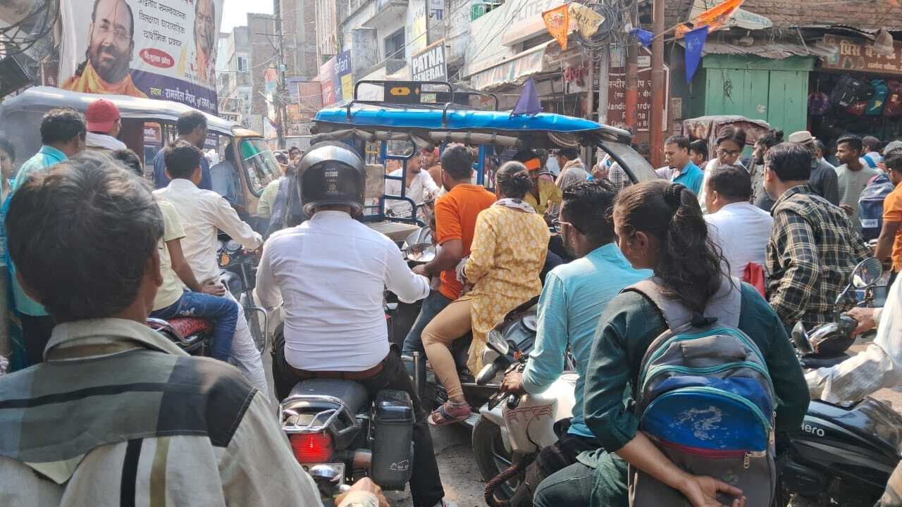 शहर की सड़कों पर ट्रैफिक जाम से हाल बेहाल